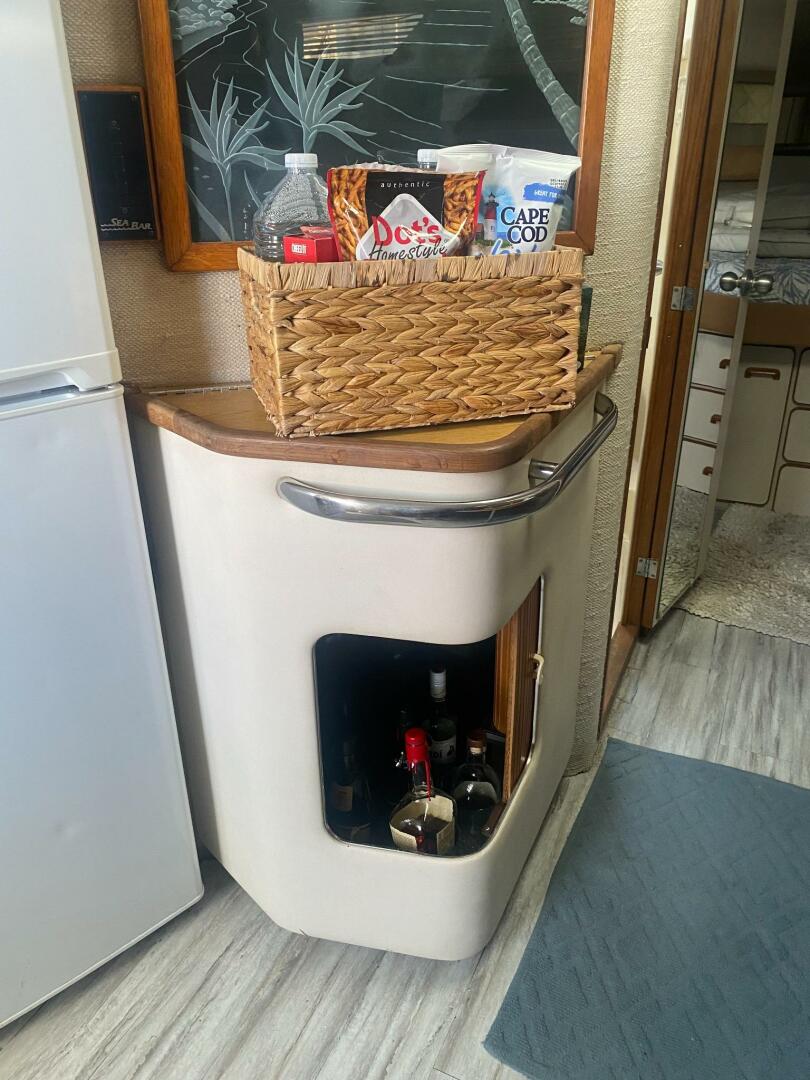 Sea Ray-440 Sundancer 1993 -Stuart-Interior of 1993 Sea Ray 440 Sundancer with a small bar area and wicker basket.-5268586 | Thumbnail