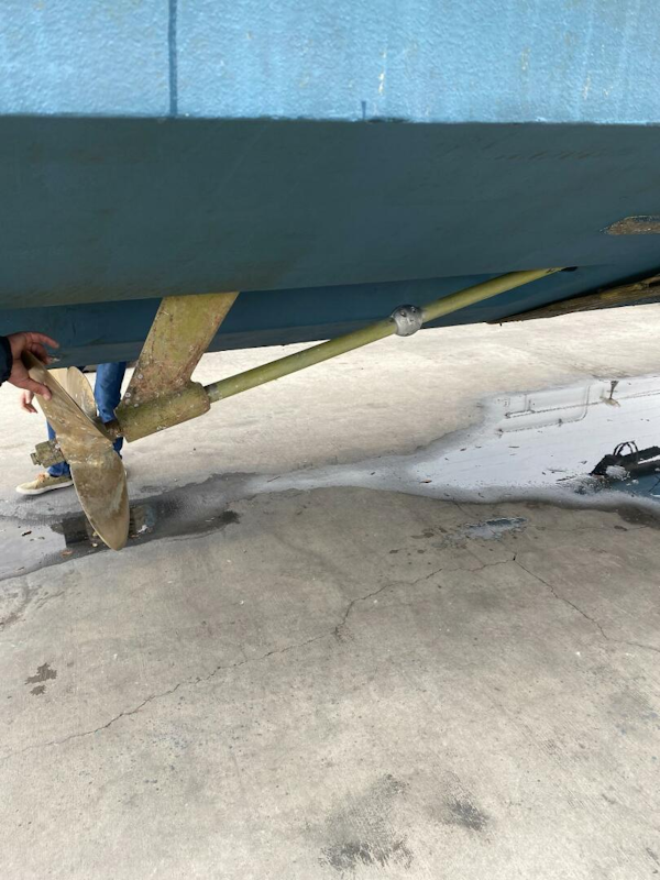Sea Ray-440 Sundancer 1993 -Stuart-1993 Sea Ray 440 Sundancer propeller and hull on dry dock.-5268590