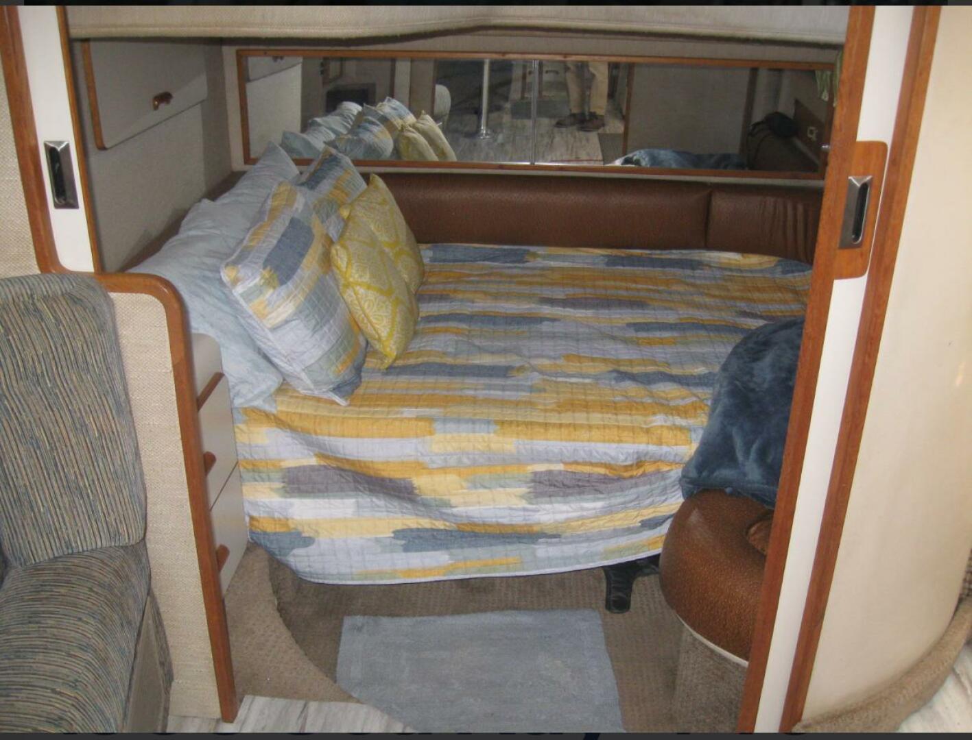 Sea Ray-440 Sundancer 1993 -Stuart-Cozy cabin interior of 1993 Sea Ray 440 Sundancer with patterned bedding.-5268568 | Thumbnail