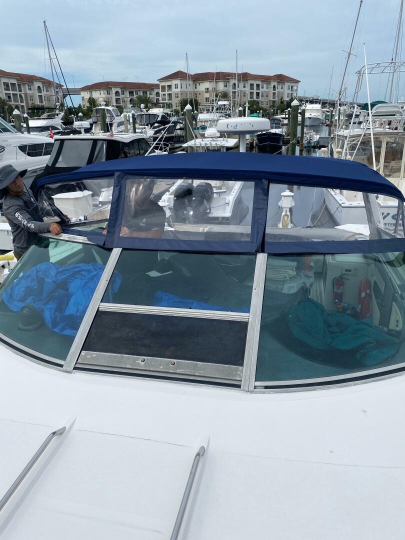 Sea Ray-440 Sundancer 1993 -Stuart-1993 Sea Ray 440 Sundancer docked at marina with blue canopy and nearby buildings.-5402112 | Thumbnail