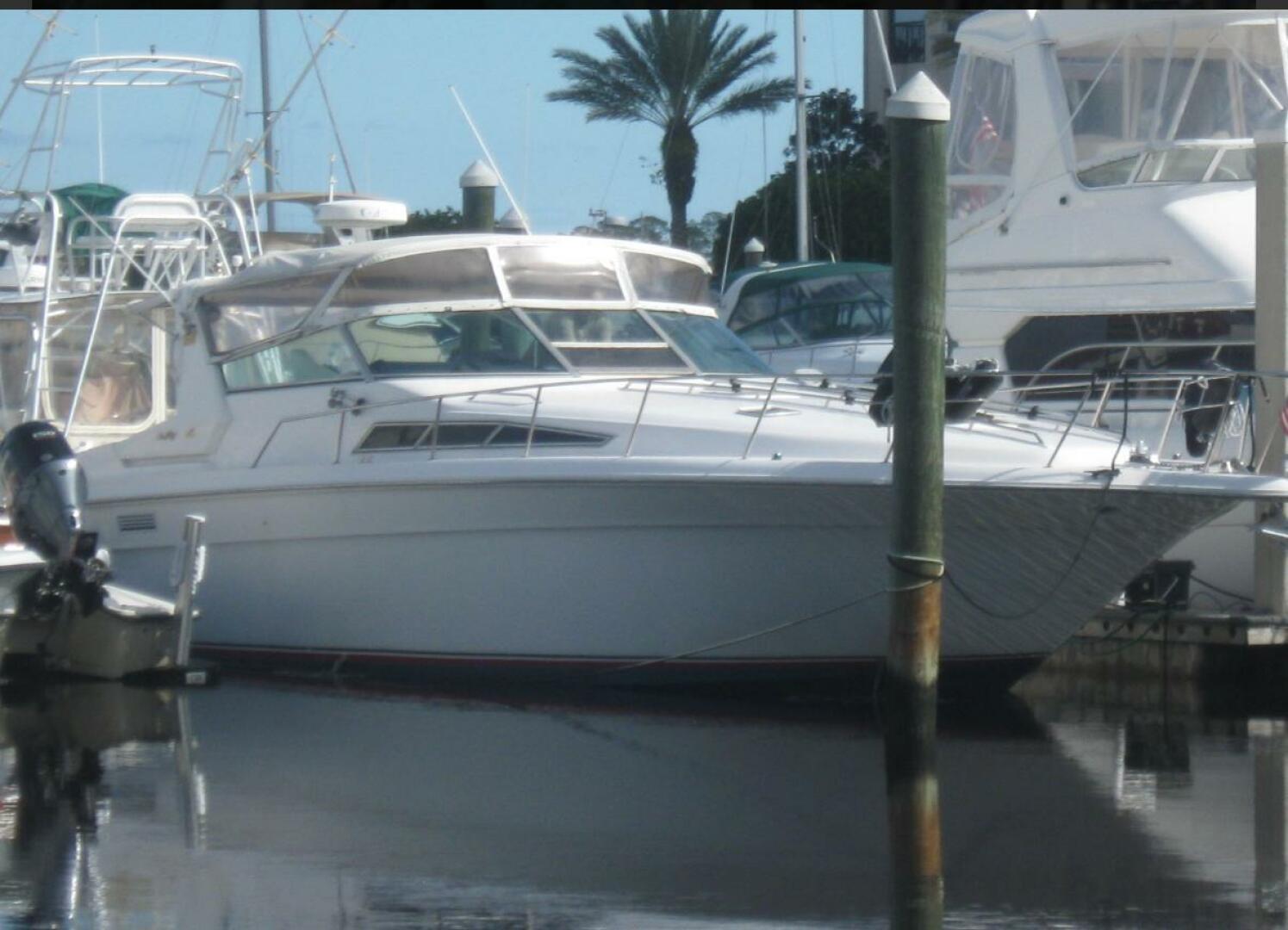 Sea Ray-440 Sundancer 1993 -Stuart-1993 Sea Ray 440 Sundancer yacht docked in marina, surrounded by other boats.-5268578 | Thumbnail