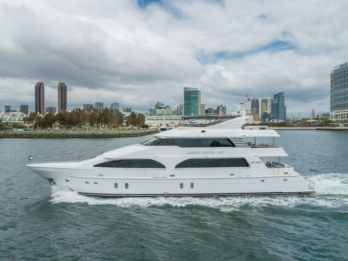 President-Sterling Tri-Deck 2011-White Lotus San Diego-California-United States-5283287