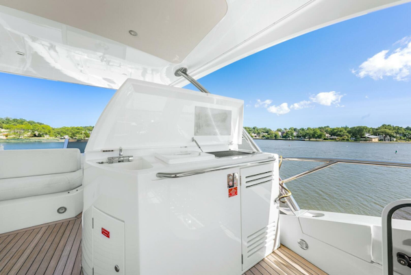 Sunseeker-Manhattan 65 2016 -Stuart-Sunseeker Manhattan 65 yacht deck with scenic water view, 2016 model.-5314550
