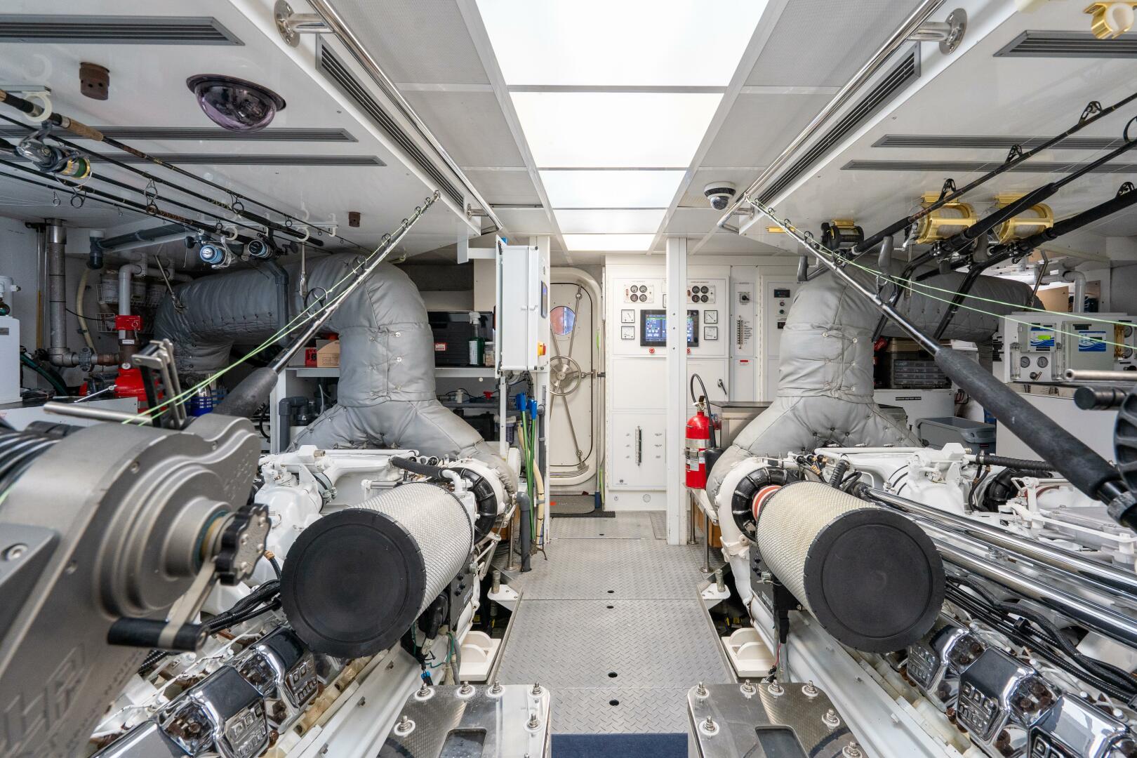 Crescent-Raised Pilothouse 2004-RISK AND REWARD West Palm Beach-Florida-United States-Engine Room-5316114 | Thumbnail