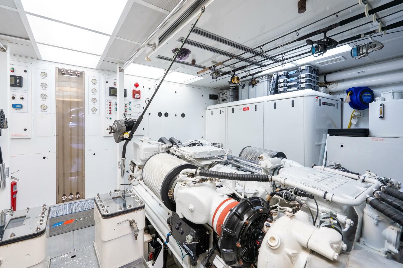 Crescent-Raised Pilothouse 2004-RISK AND REWARD West Palm Beach-Florida-United States-Engine Room-5316112 | Thumbnail