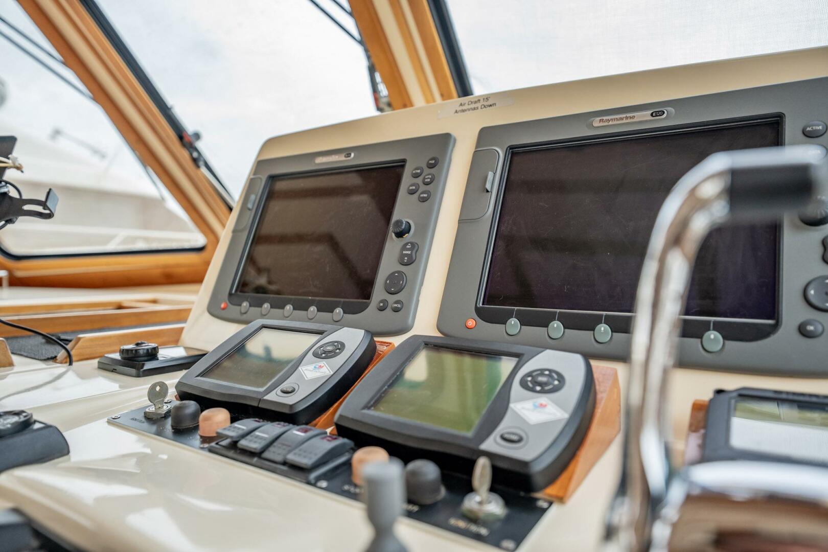 Sabre-42 Express 2006-Moondance Stuart-Florida-United States-18  Helm Deck Screens And Engine Displays-5408060 | Thumbnail