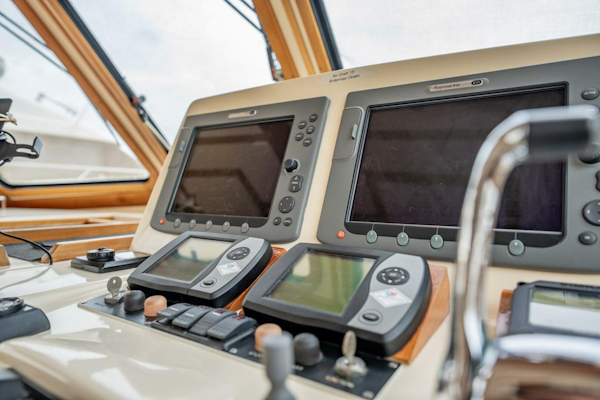 Sabre-42 Express 2006-Moondance Stuart-Florida-United States-18  Helm Deck Screens And Engine Displays-5408060