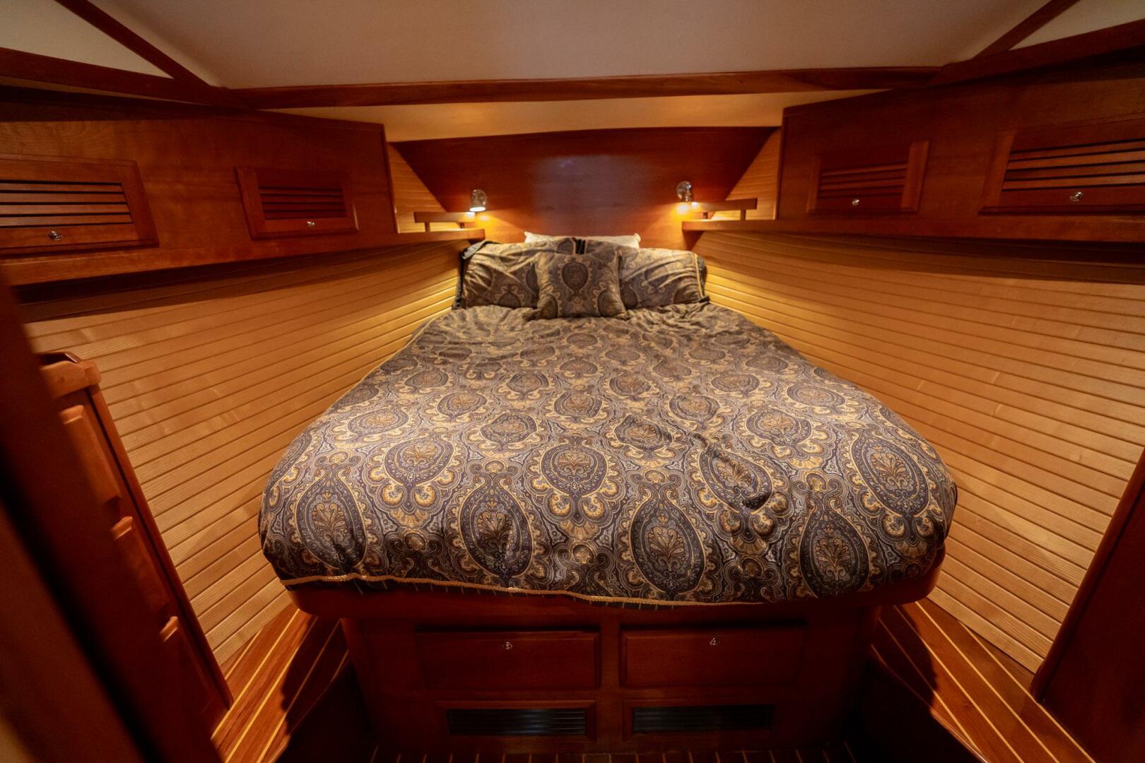 Sabre-42 Express 2006-Moondance Stuart-Florida-United States-30 Master Stateroom Centerline-5408072 | Thumbnail