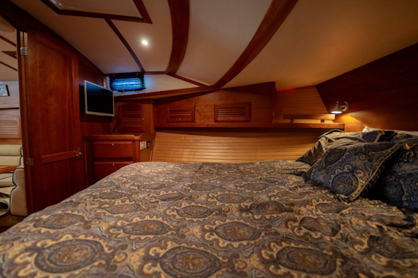 Sabre-42 Express 2006-Moondance Stuart-Florida-United States-32b  Master Dresser And Tv 2-5408075