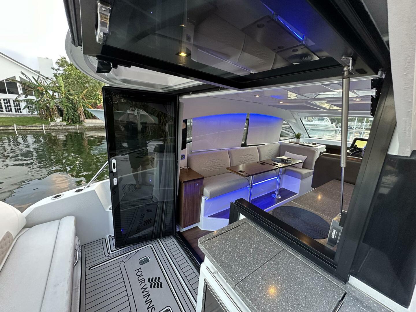 Four Winns-Vista 355 Coupe 2020-Olivia Pompano Beach-Florida-United States-5367482 | Thumbnail