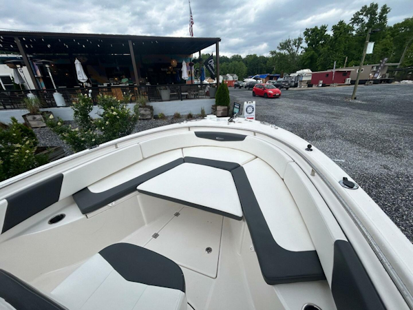 Robalo-R242 Center Console 2022 -Essex-Maryland-United States-5380199