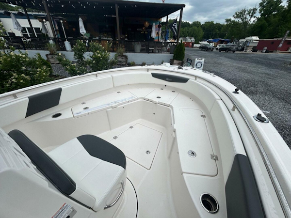 Robalo-R242 Center Console 2022 -Essex-Maryland-United States-5380189