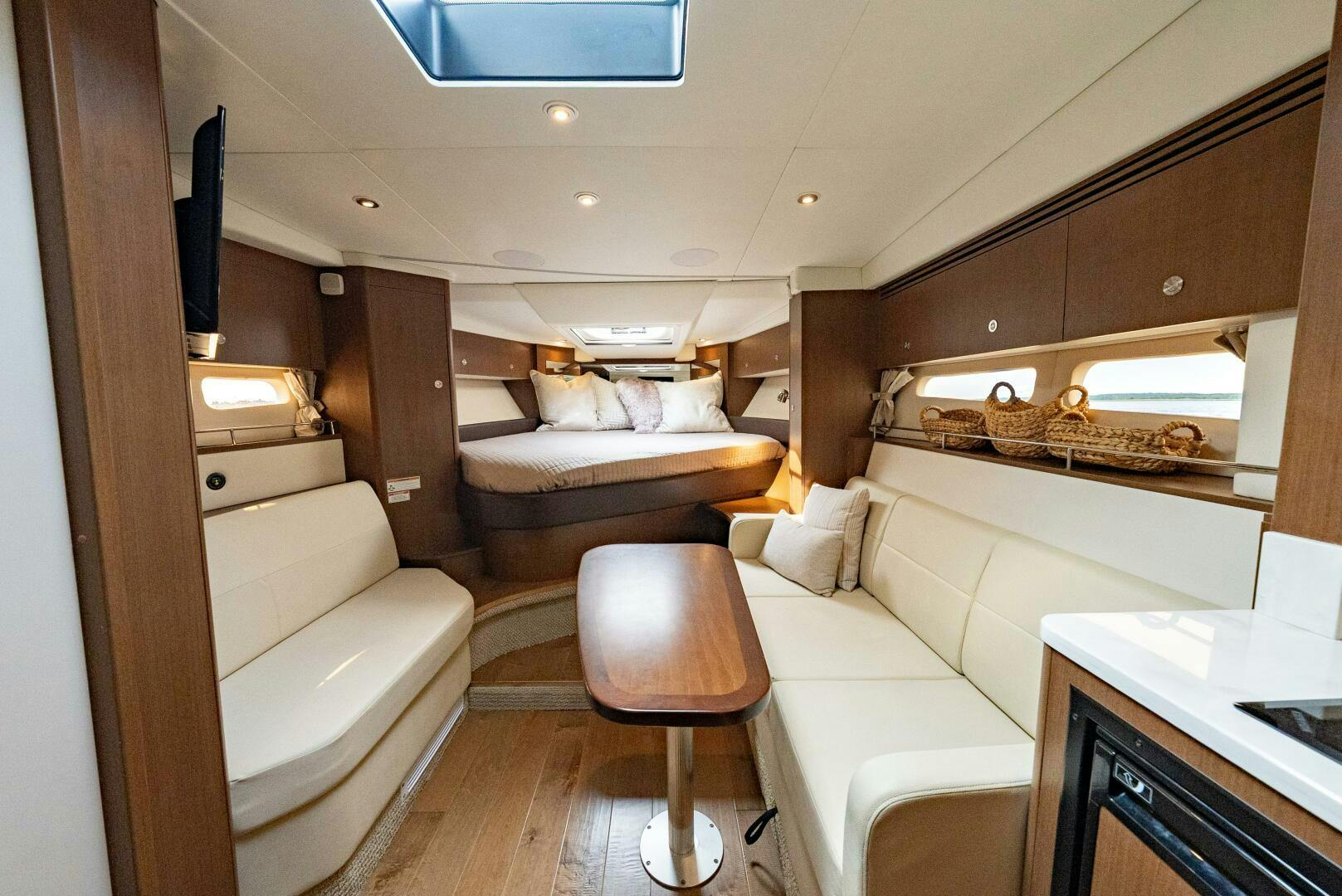 Sea Ray-Sundancer 350 Coupe 2017-WATERVIEWS  Newburyport-Massachusetts-United States-Salon-5394266