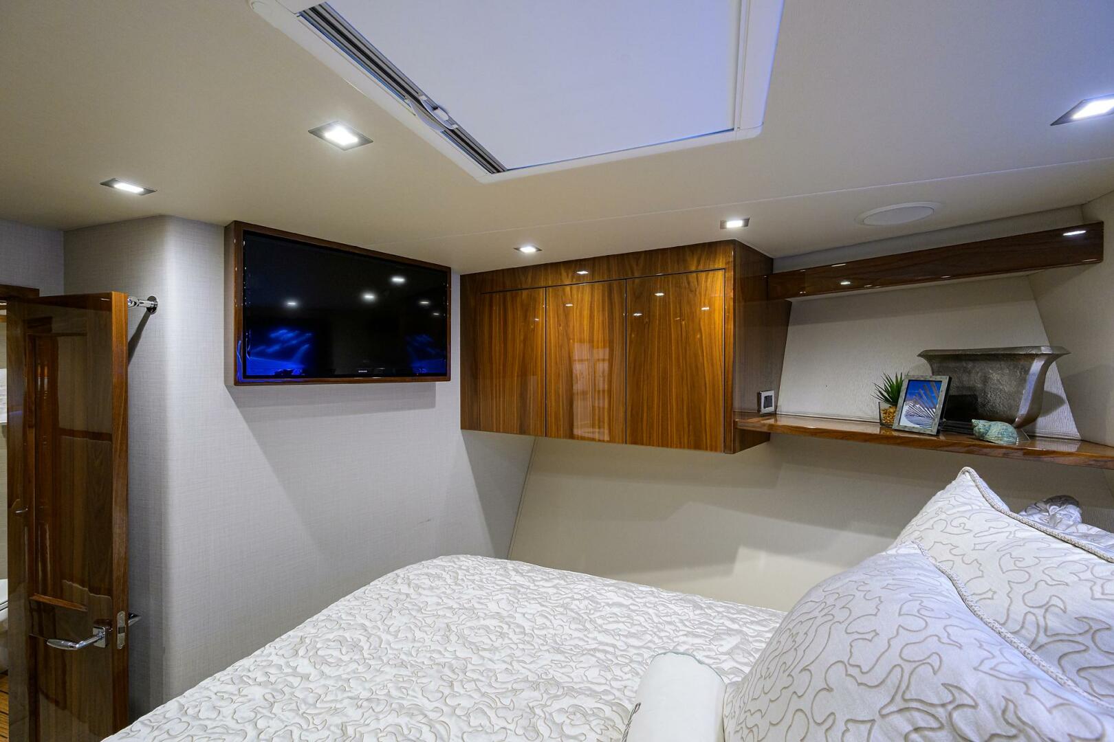 Viking-72 Convertible 2021-SANDBOB II North Palm Beach-Florida-United States-Forward Stateroom-5396935 | Thumbnail