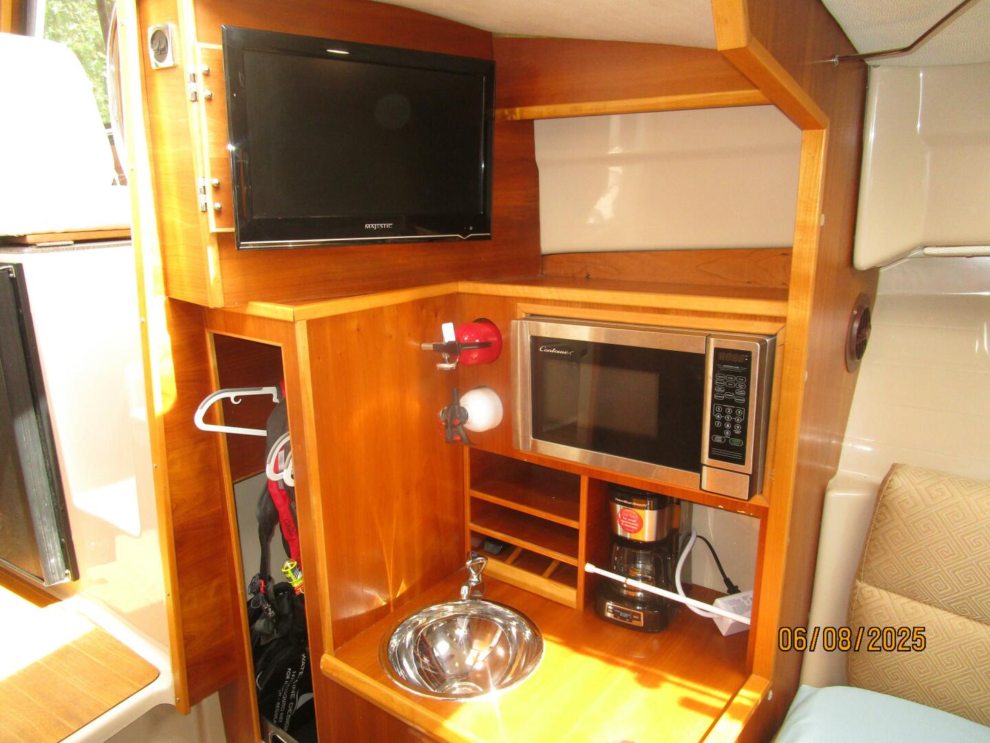 Cutwater-C28 2012-Perseverance Yorktown-Virginia-United States-28 Cutwater master stateroom port aft-5407993 | Thumbnail