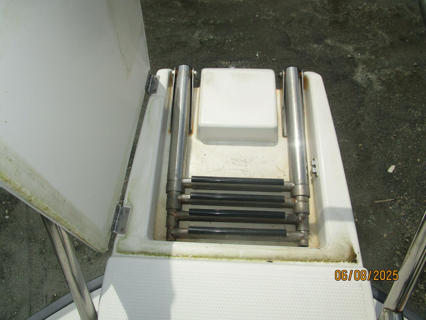 Cutwater-C28 2012-Perseverance Yorktown-Virginia-United States-28 Cutwater bow boarding ladder-5407977 | Thumbnail