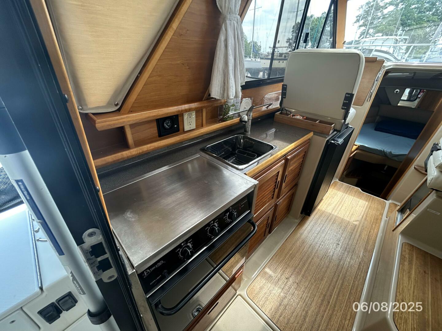 Cutwater-C28 2012-Perseverance Yorktown-Virginia-United States-28 Cutwater galley1-5407994 | Thumbnail
