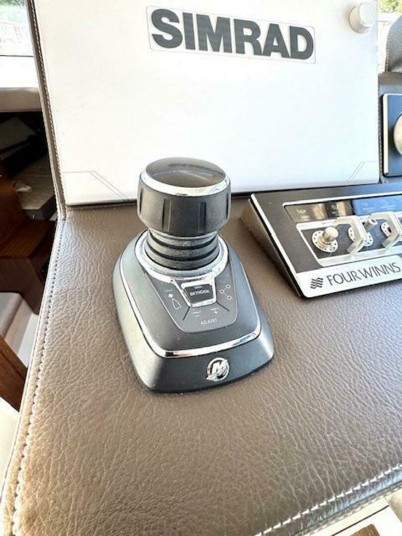 Four Winns-Vista 355 Coupe OB 2020-Three Beaches Westbrook-Connecticut-United States-5408421 | Thumbnail