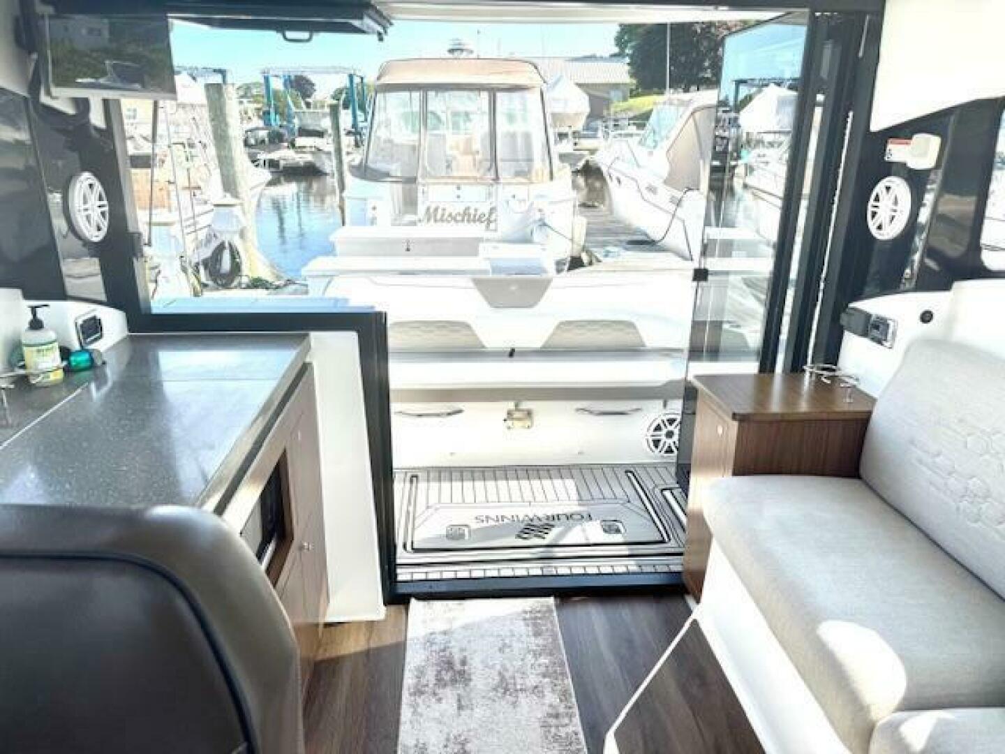 Four Winns-Vista 355 Coupe OB 2020-Three Beaches Westbrook-Connecticut-United States-5408406 | Thumbnail