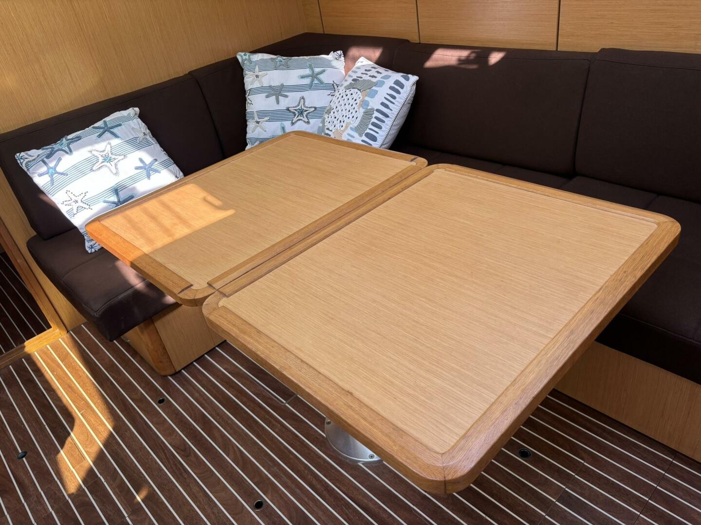 Bavaria-Vision 46 2012 -Annapolis-Maryland-United States-Salon Table-5410562 | Thumbnail