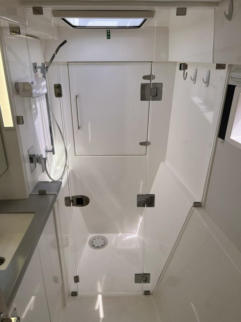 Leopard-43 Powercat 2018-Frida Cat St. Augustine-Florida-United States-2018 Leopard Power Cat Starboard Side Forward Head-5476102 | Thumbnail