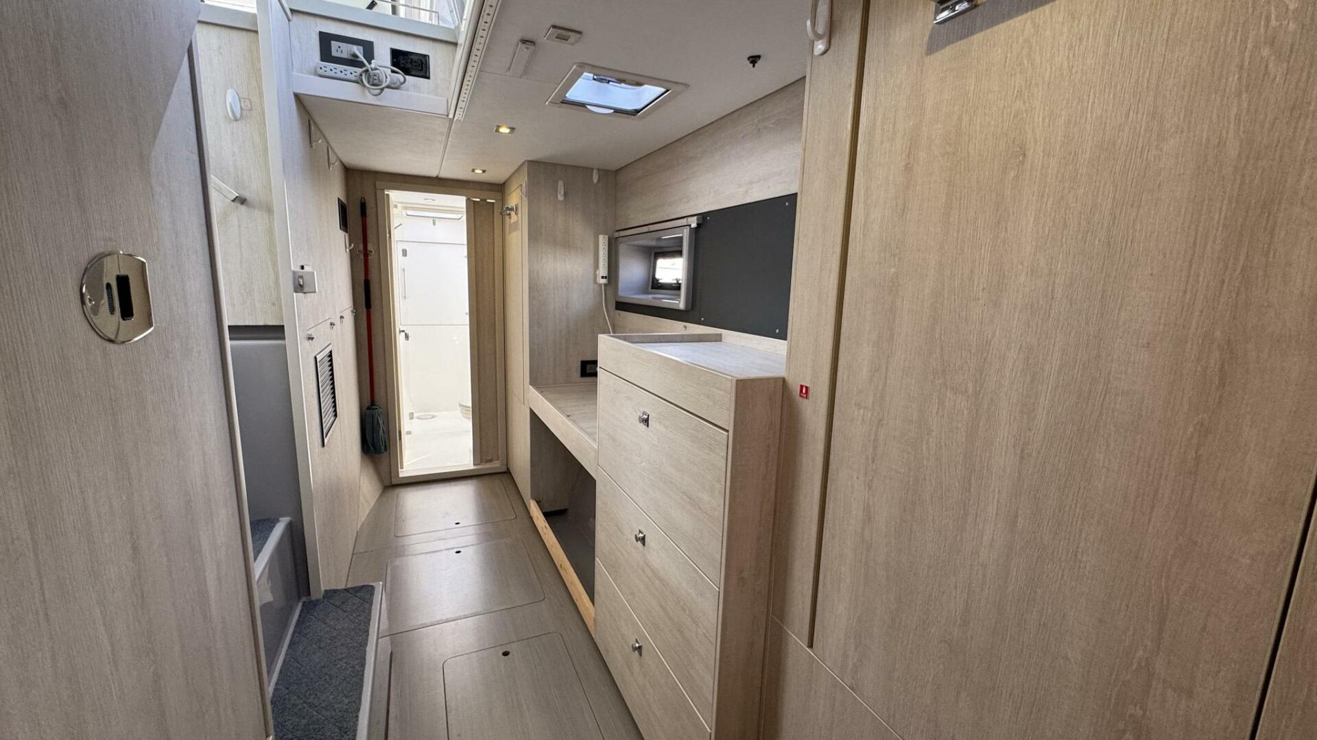 Leopard-43 Powercat 2018-Frida Cat St. Augustine-Florida-United States-2018 Leopard Power Cat Starboard Side Companionway-5476101 | Thumbnail