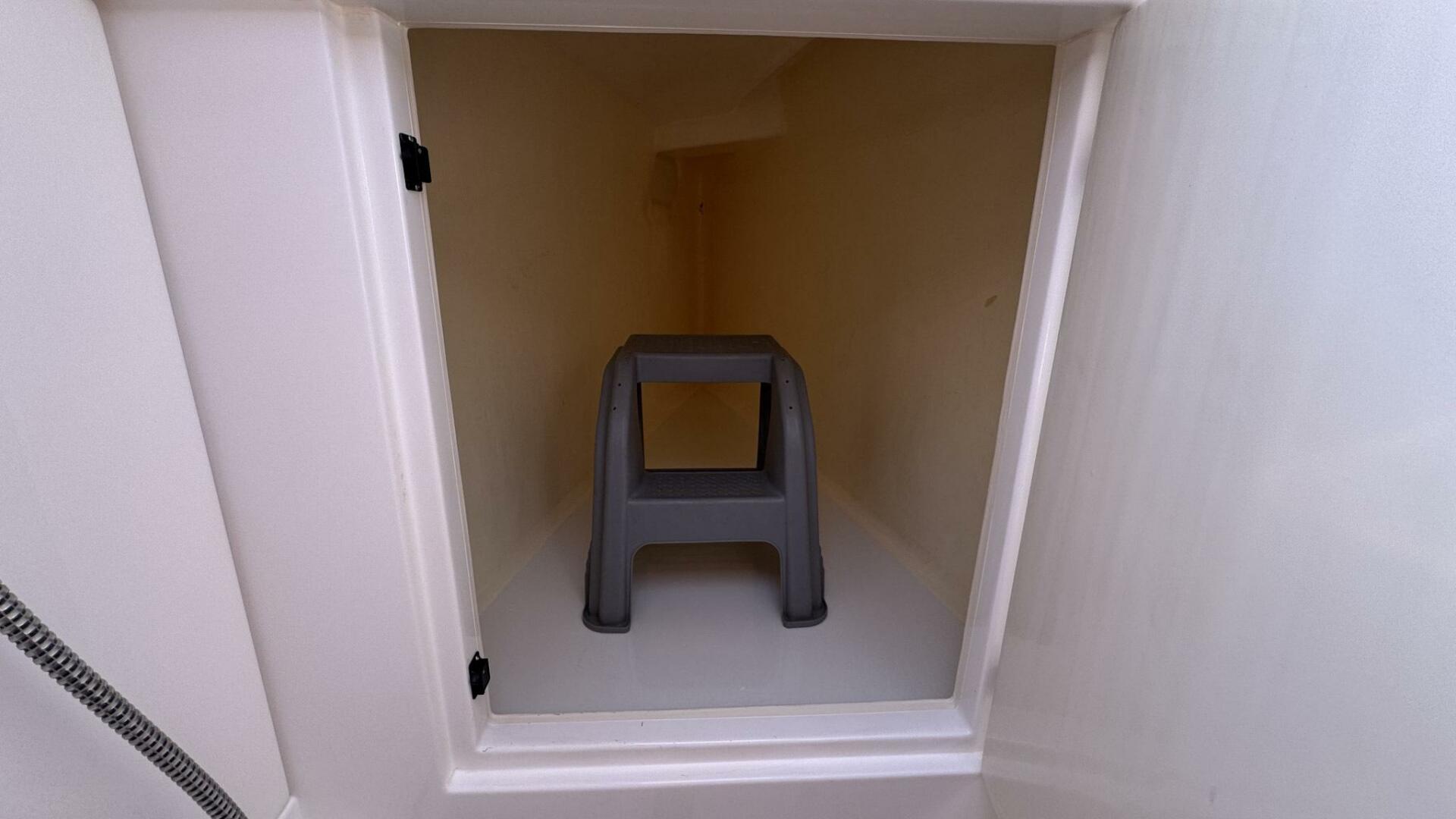 Leopard-43 Powercat 2018-Frida Cat St. Augustine-Florida-United States-2018 Leopard Power Cat Starboard Side Forward Head Storage-5476106 | Thumbnail