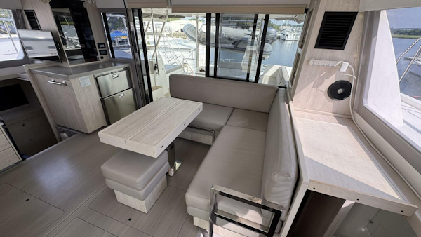 Leopard-43 Powercat 2018-Frida Cat St. Augustine-Florida-United States-2018 Leopard Power Cat Dinette facing aft-5476075