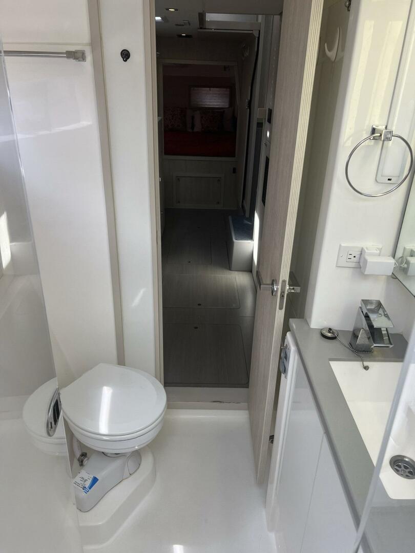 Leopard-43 Powercat 2018-Frida Cat St. Augustine-Florida-United States-2018 Leopard Power Cat Starboard Side Forward Head-5476103 | Thumbnail