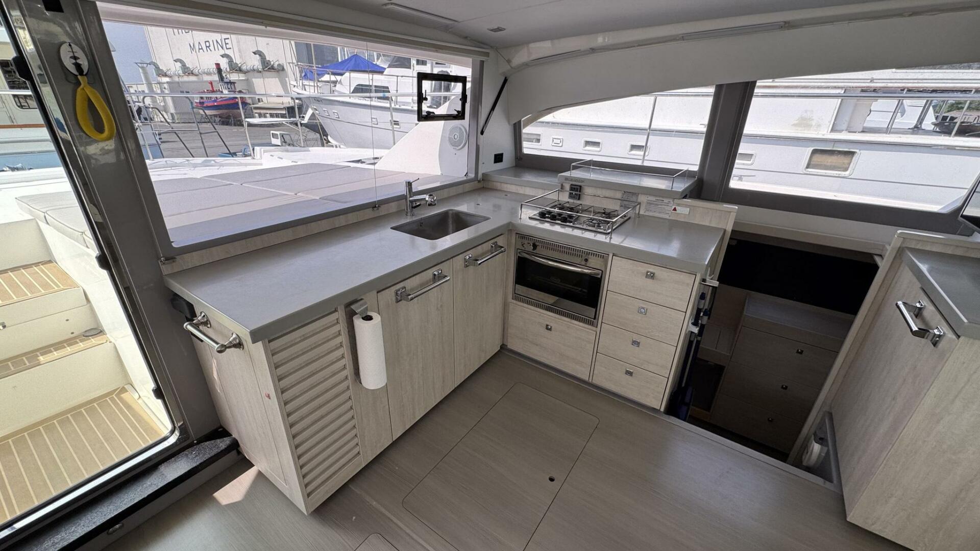 Leopard-43 Powercat 2018-Frida Cat St. Augustine-Florida-United States-2018 Leopard Power Cat Forward Galley-5476085 | Thumbnail