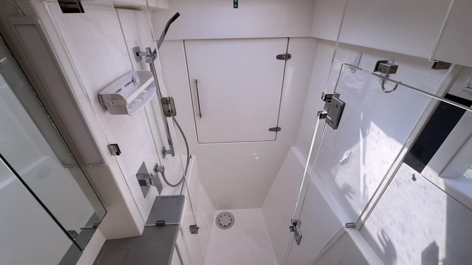 Leopard-43 Powercat 2018-Frida Cat St. Augustine-Florida-United States-2018 Leopard Power Cat Starboard Side Forward Head-5476105 | Thumbnail