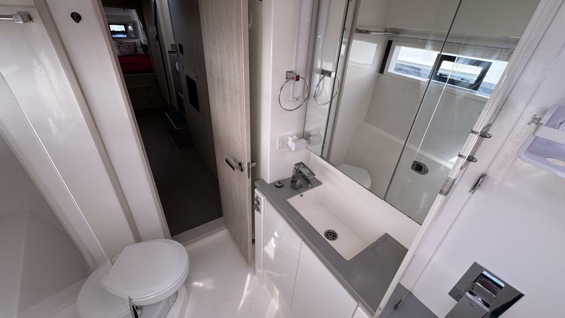 Leopard-43 Powercat 2018-Frida Cat St. Augustine-Florida-United States-2018 Leopard Power Cat Starboard Side Forward Head-5476107 | Thumbnail