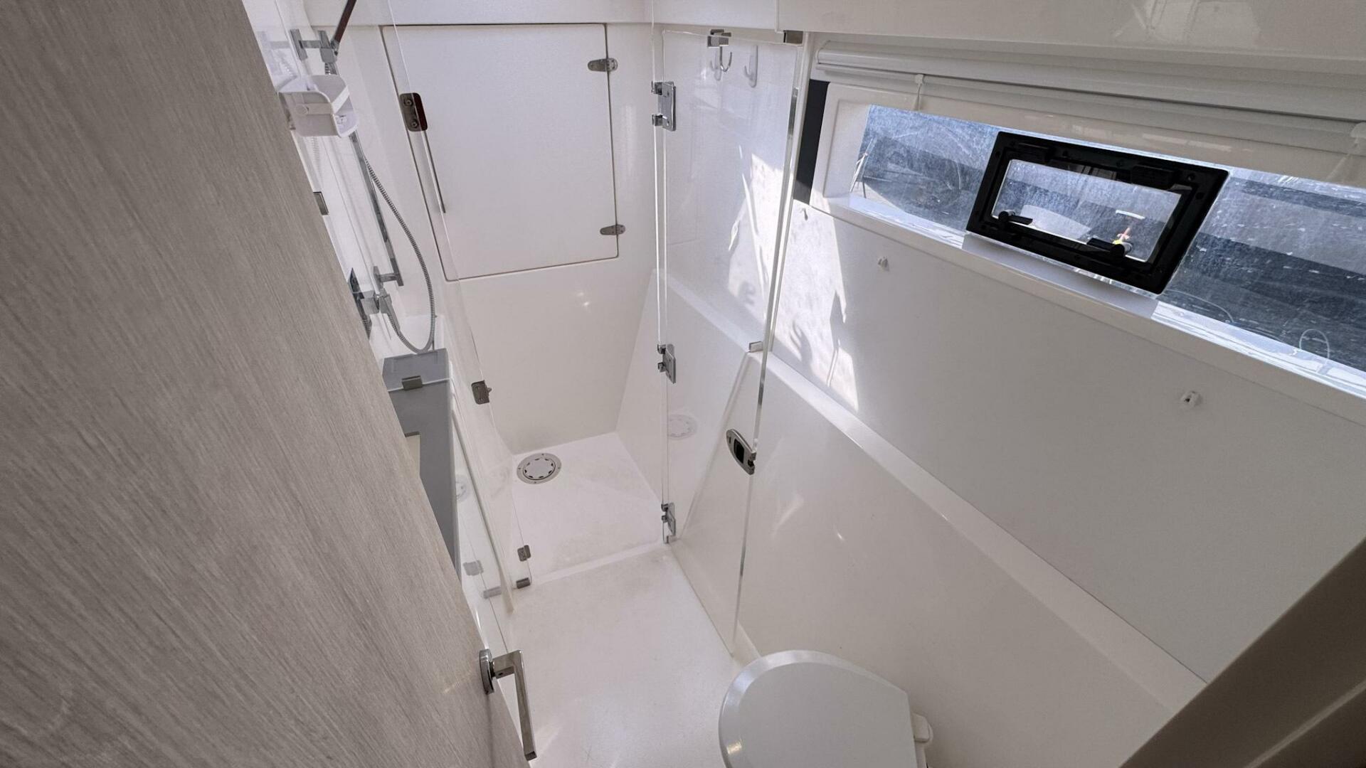 Leopard-43 Powercat 2018-Frida Cat St. Augustine-Florida-United States-2018 Leopard Power Cat Starboard Side Forward Head-5476104 | Thumbnail