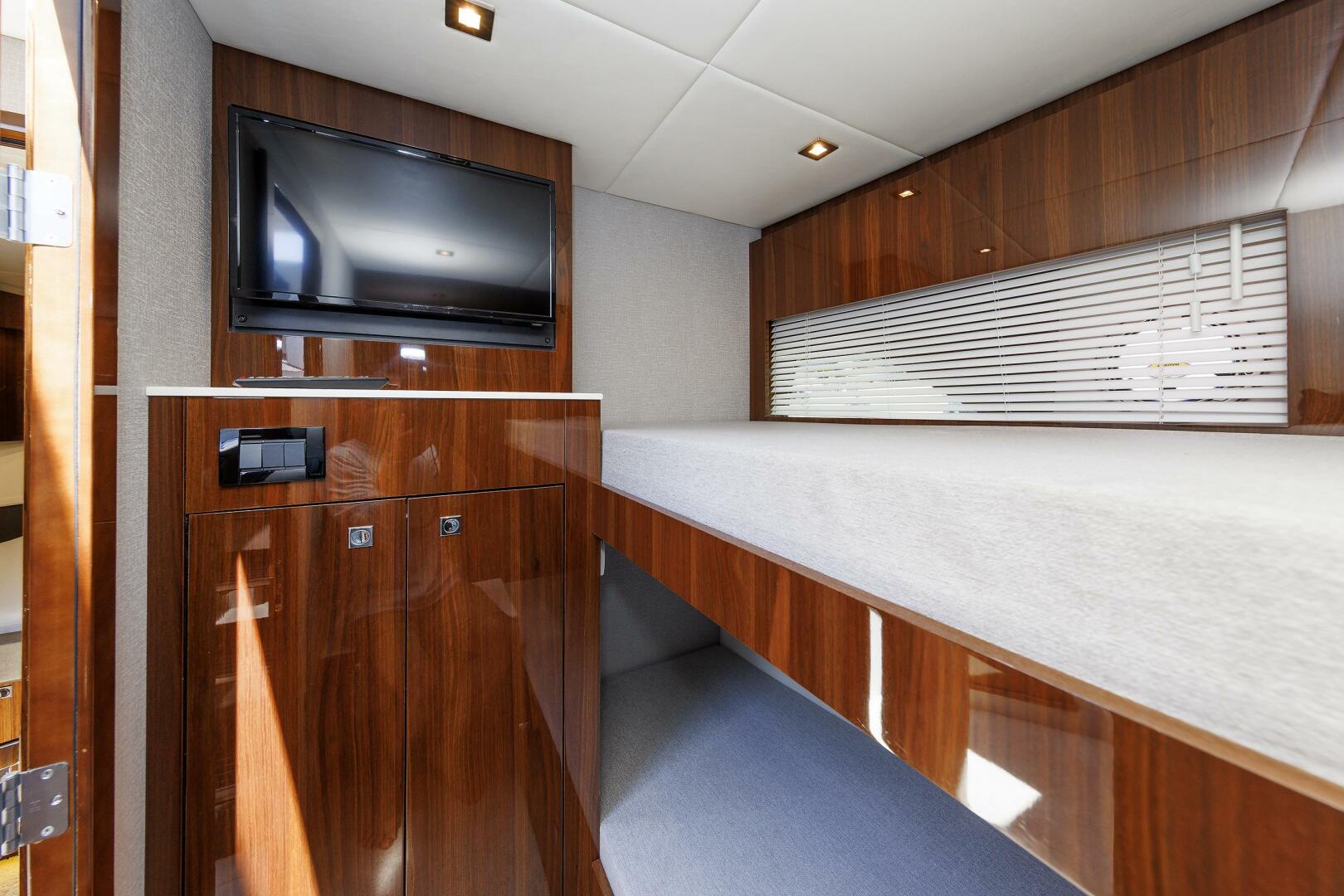 Cruisers Yachts 2021-Wicked Nauti Danvers-Massachusetts-United States-Guest Berth-5482708 | Thumbnail