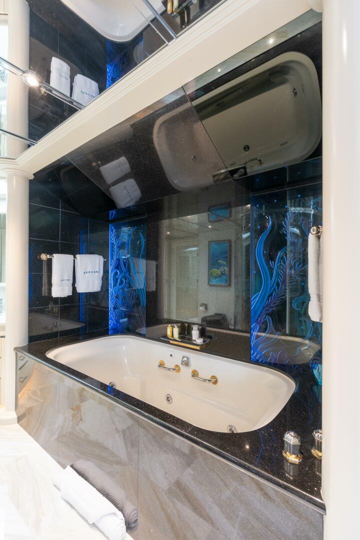 Westship-Skylounge 2001-CUPCAKE Fort Lauderdale-Florida-United States-Primary Tub-5540215 | Thumbnail