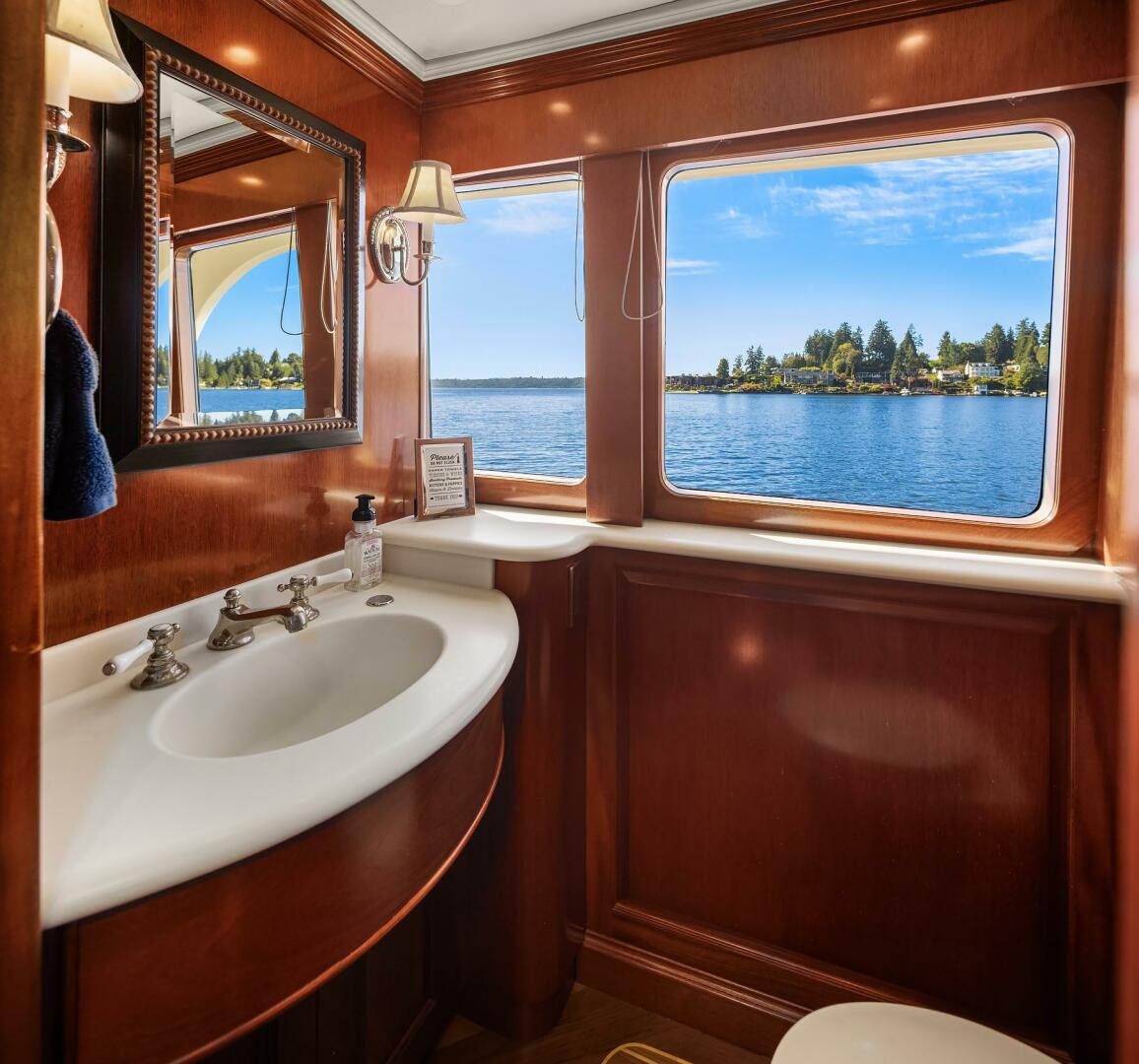 Rayburn Custom Yachts-Flush Deck 2001-JADE PANAMA Bellevue-Washington-United States-Day Head-5685714 | Thumbnail