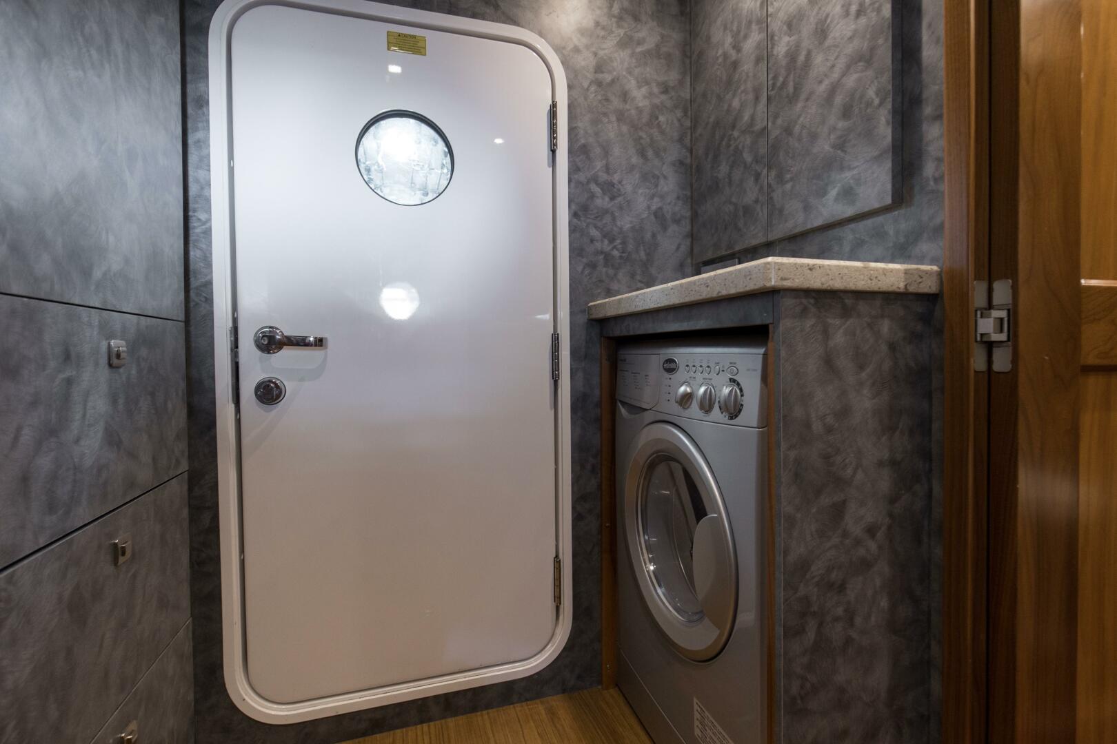 Viking-92 Enclosed Bridge 2016-Touché Orange Beach-Alabama-United States-2016 92 Viking Enclosed Bridge Touche Crew Quarters-5551752 | Thumbnail