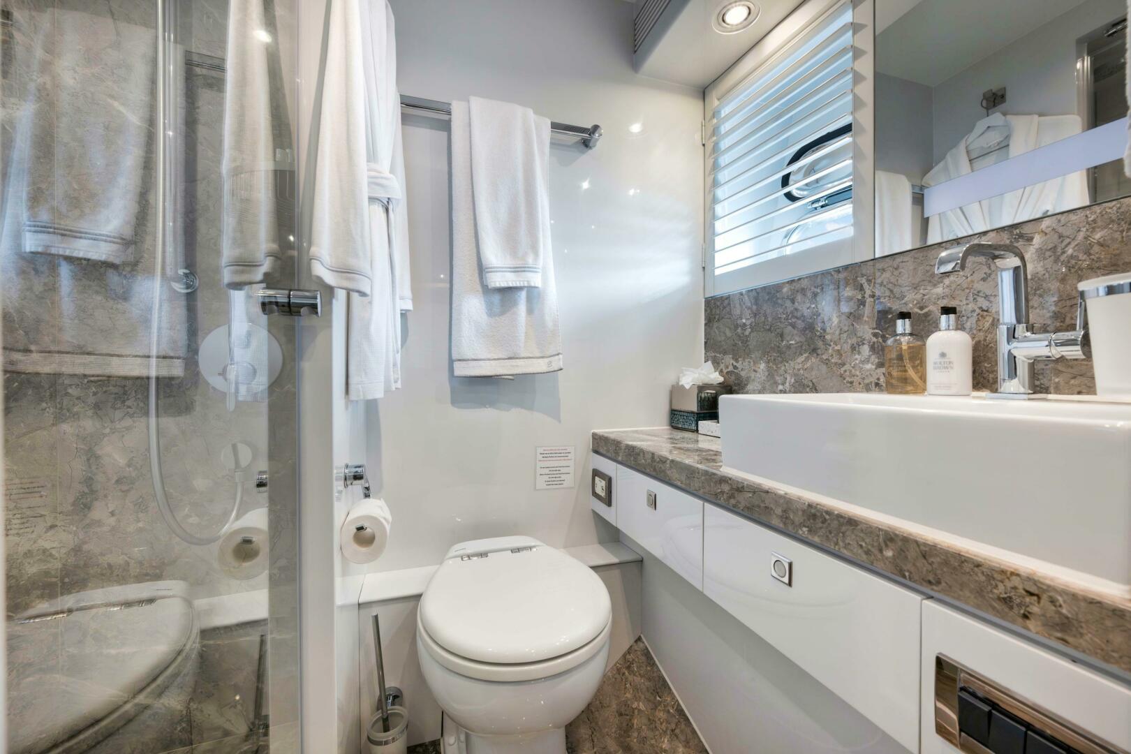 Horizon-P110 Tri-Deck 2012-IN THE ZONE Jupiter-Florida-United States-PORT GUEST TWIN ENSUITE HEAD -5576015 | Thumbnail