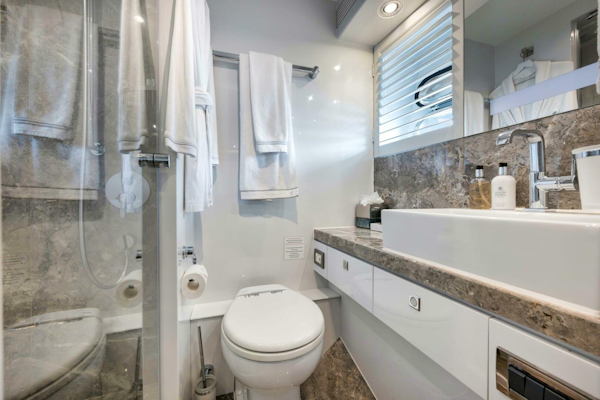 Horizon-P110 Tri-Deck 2012-IN THE ZONE Jupiter-Florida-United States-PORT GUEST TWIN ENSUITE HEAD -5576015