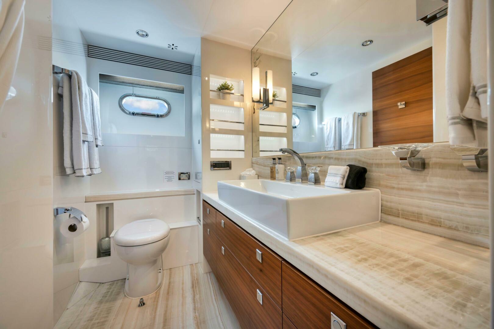 Horizon-P110 Tri-Deck 2012-IN THE ZONE Jupiter-Florida-United States-MASTER ENSUITE -5576009 | Thumbnail