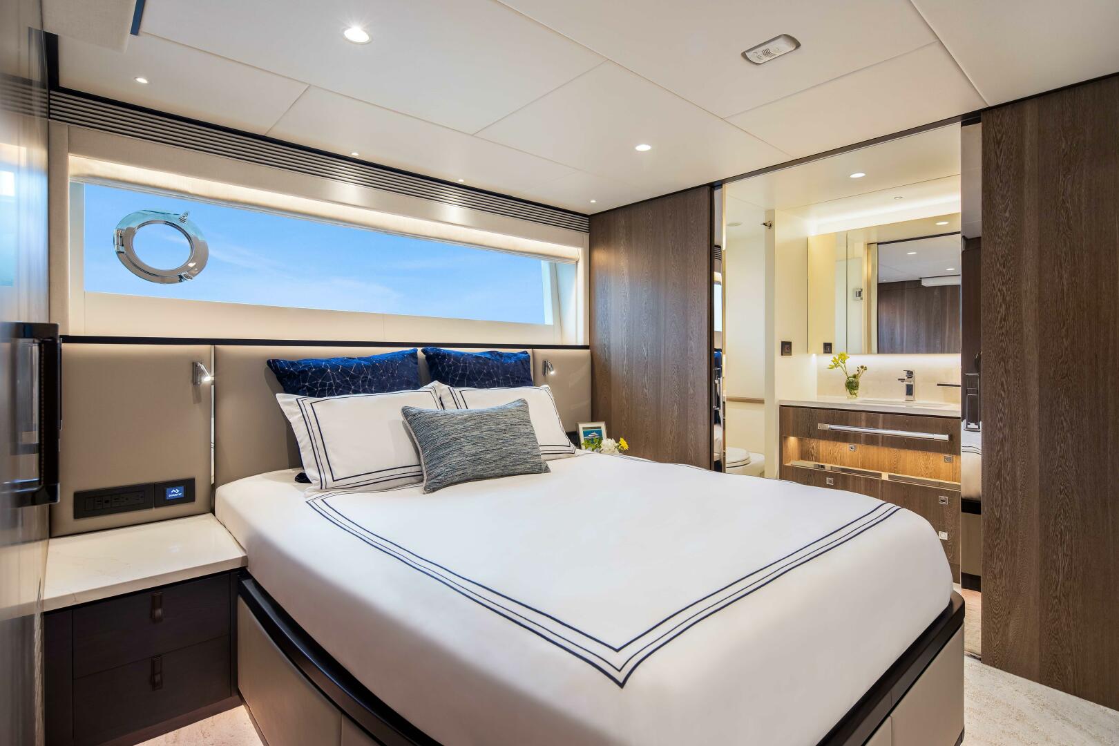 Horizon-FD90-234 2026-FD90-234 Fort Lauderdale-Florida-United States-The New Horizon FD90 Split-Use Skylounge Hull 34-5603134 | Thumbnail
