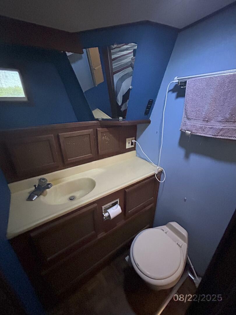 Viking-44 1984-No Regrets Marathon-Florida-United States-44 Viking master stateroom head-5581871 | Thumbnail