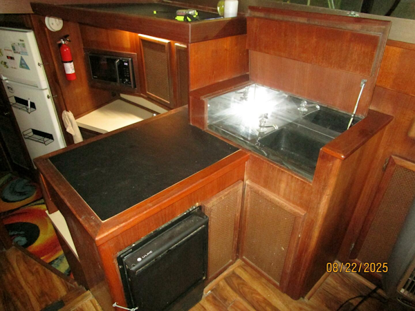 Viking-44 1984-No Regrets Marathon-Florida-United States-44 Viking salon starboard forward-5581955