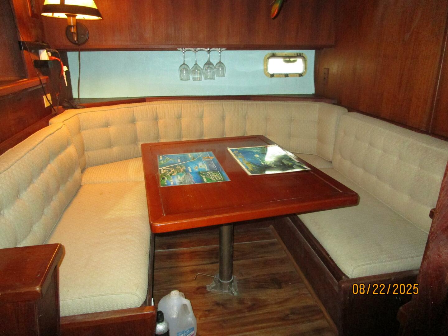 Viking-44 1984-No Regrets Marathon-Florida-United States-44 Viking dinette2-5581845 | Thumbnail