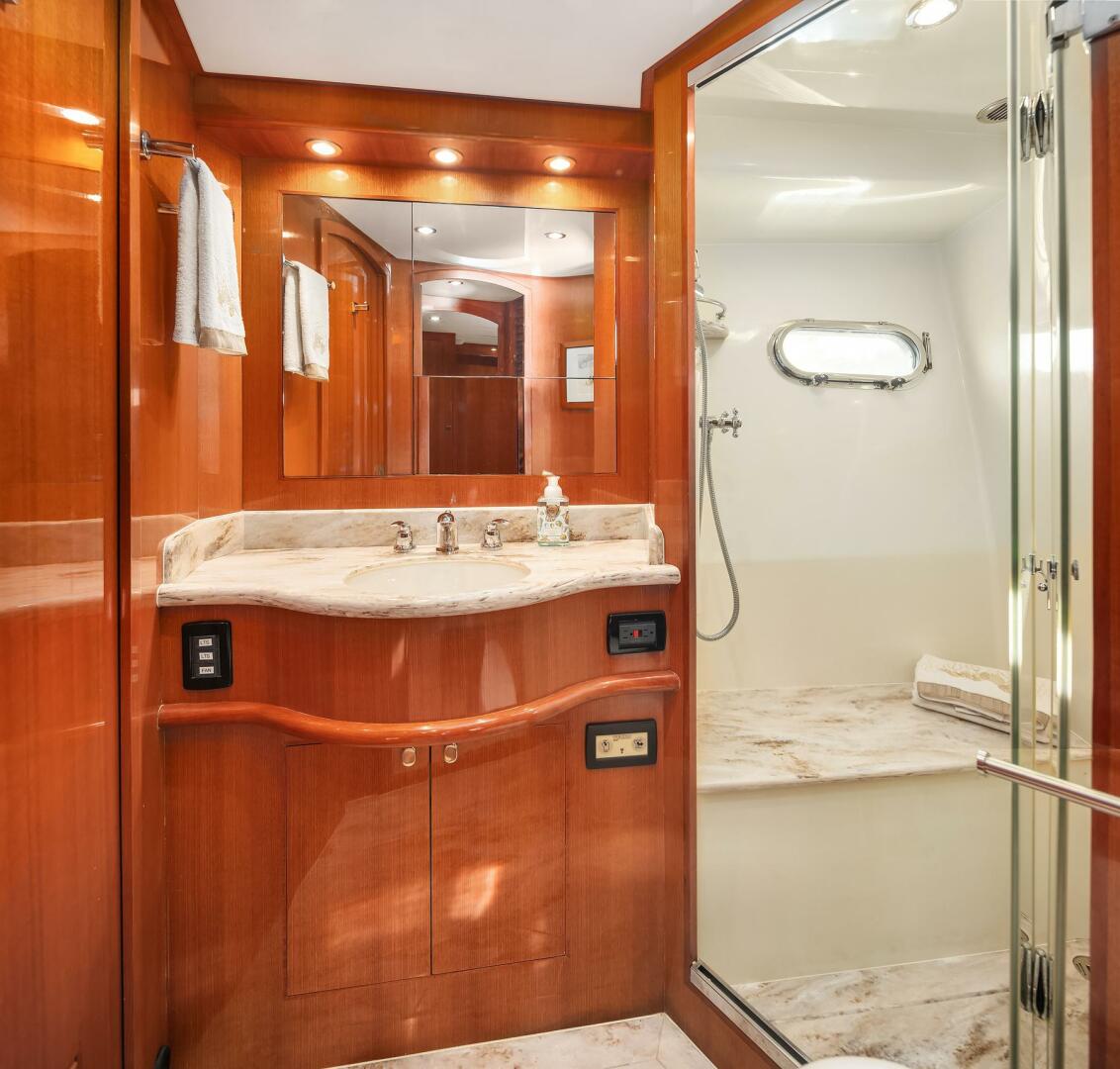 Hampton-720 Skylounge LRC 2014-LA BELLA VITA II Seattle-Washington-United States-Guest Stateroom Head-5730460 | Thumbnail