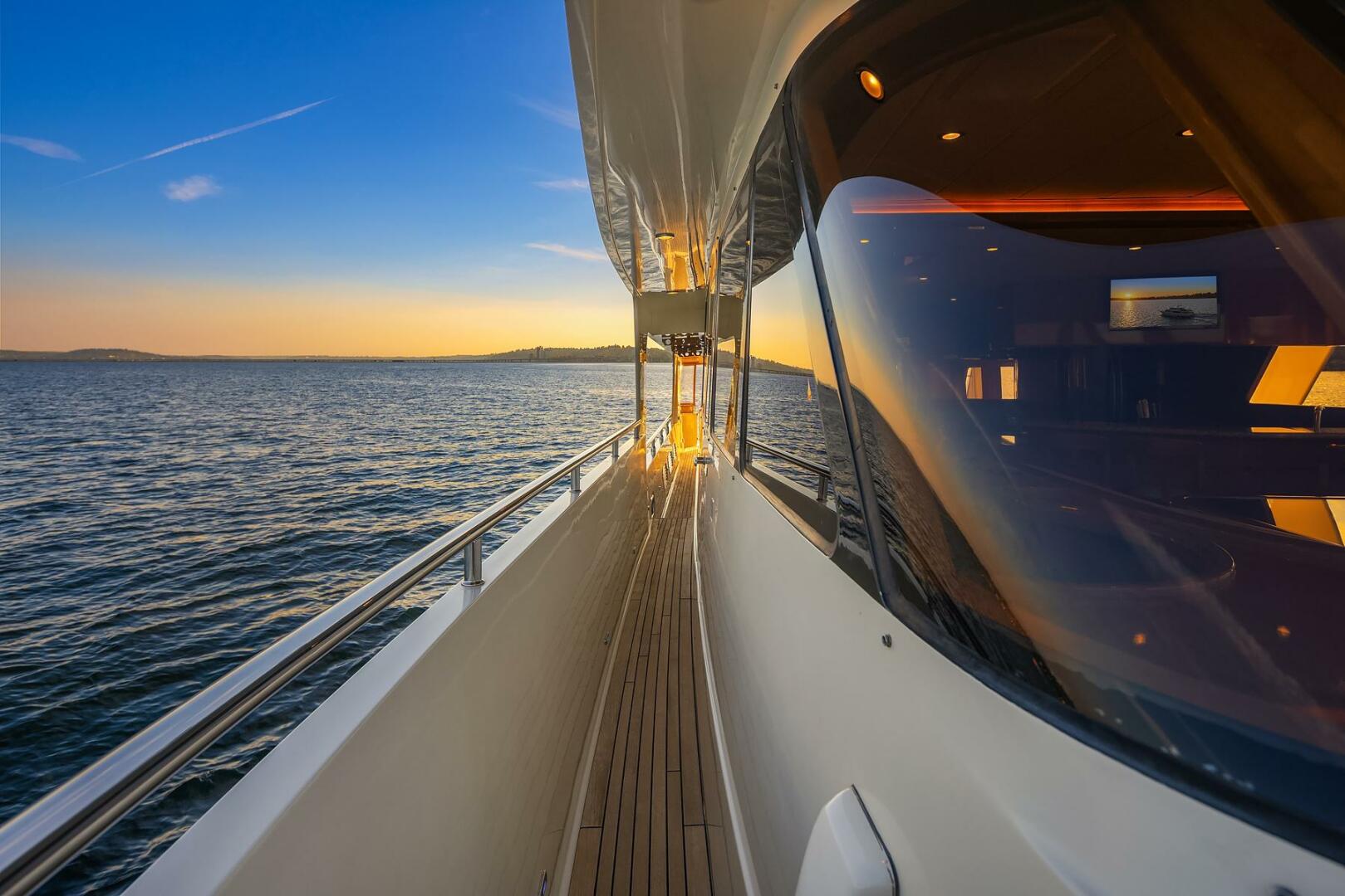 Hampton-720 Skylounge LRC 2014-LA BELLA VITA II Seattle-Washington-United States-Side Deck-5730490 | Thumbnail