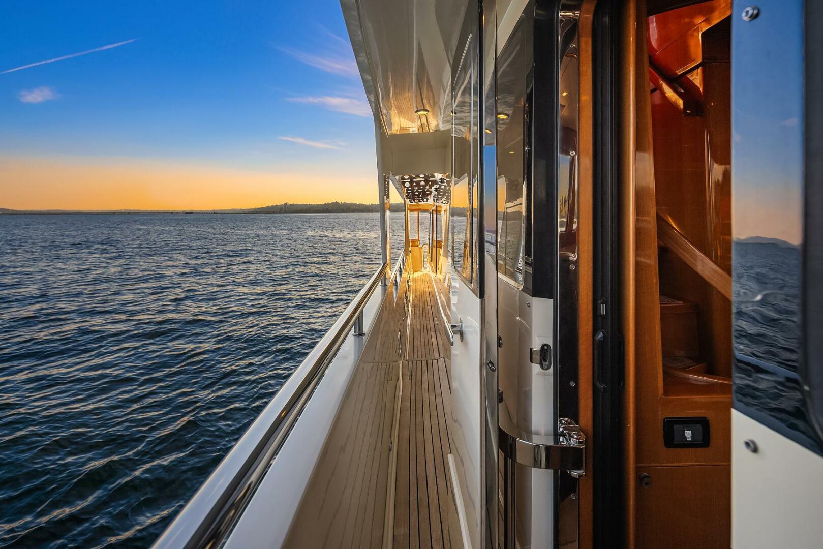 Hampton-720 Skylounge LRC 2014-LA BELLA VITA II Seattle-Washington-United States-Side Deck-5730489 | Thumbnail