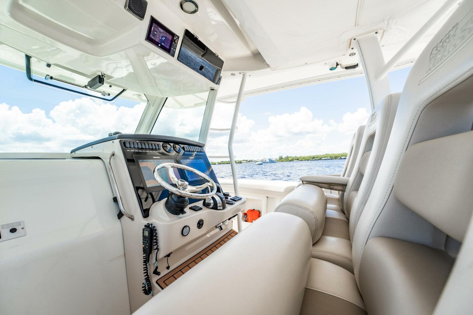 Boston Whaler-380 Outrage 2018-Crushed It Palm City-Florida-United States-5618186 | Thumbnail