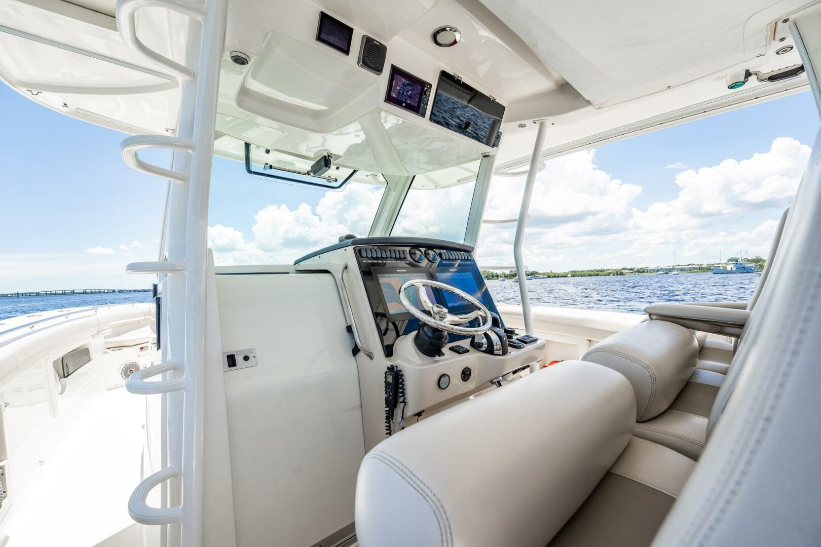 Boston Whaler-380 Outrage 2018-Crushed It Palm City-Florida-United States-5618179 | Thumbnail