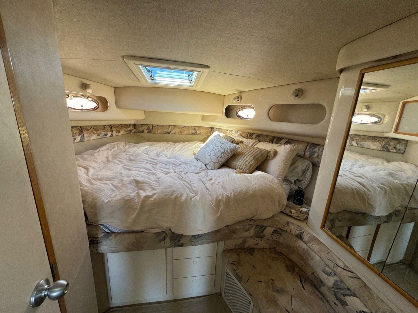 Sea Ray-440 Express Bridge 1994-PEARL Seattle-Washington-United States-8 Fwd Main Cabin-5620030 | Thumbnail